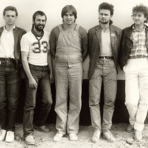 das allererste Foto der Band zeigt die 5 Musiker nebeneinander stehend, angelehnt an eine Wand