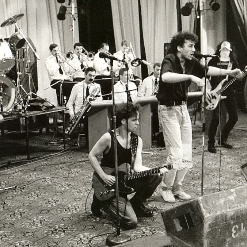 Auf der Bühne 4 Musiker von PANKOW in Aktion, im Hintergrund 6 Bläser der insgesamt 13 Mann starken Big Band.